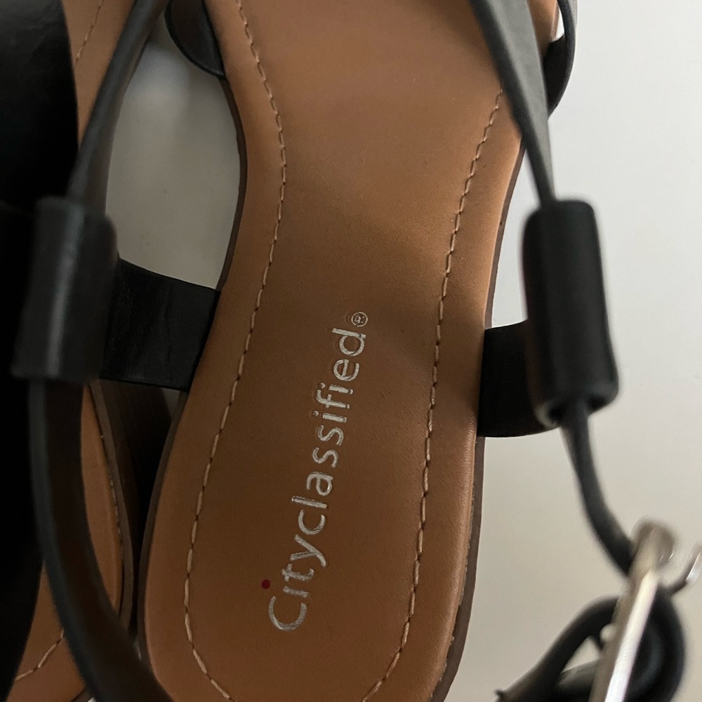 NWOT Never Worn Women's Size 7 Cityclassified Black 1" Block Heel Sandal - Picture 2 of 11
